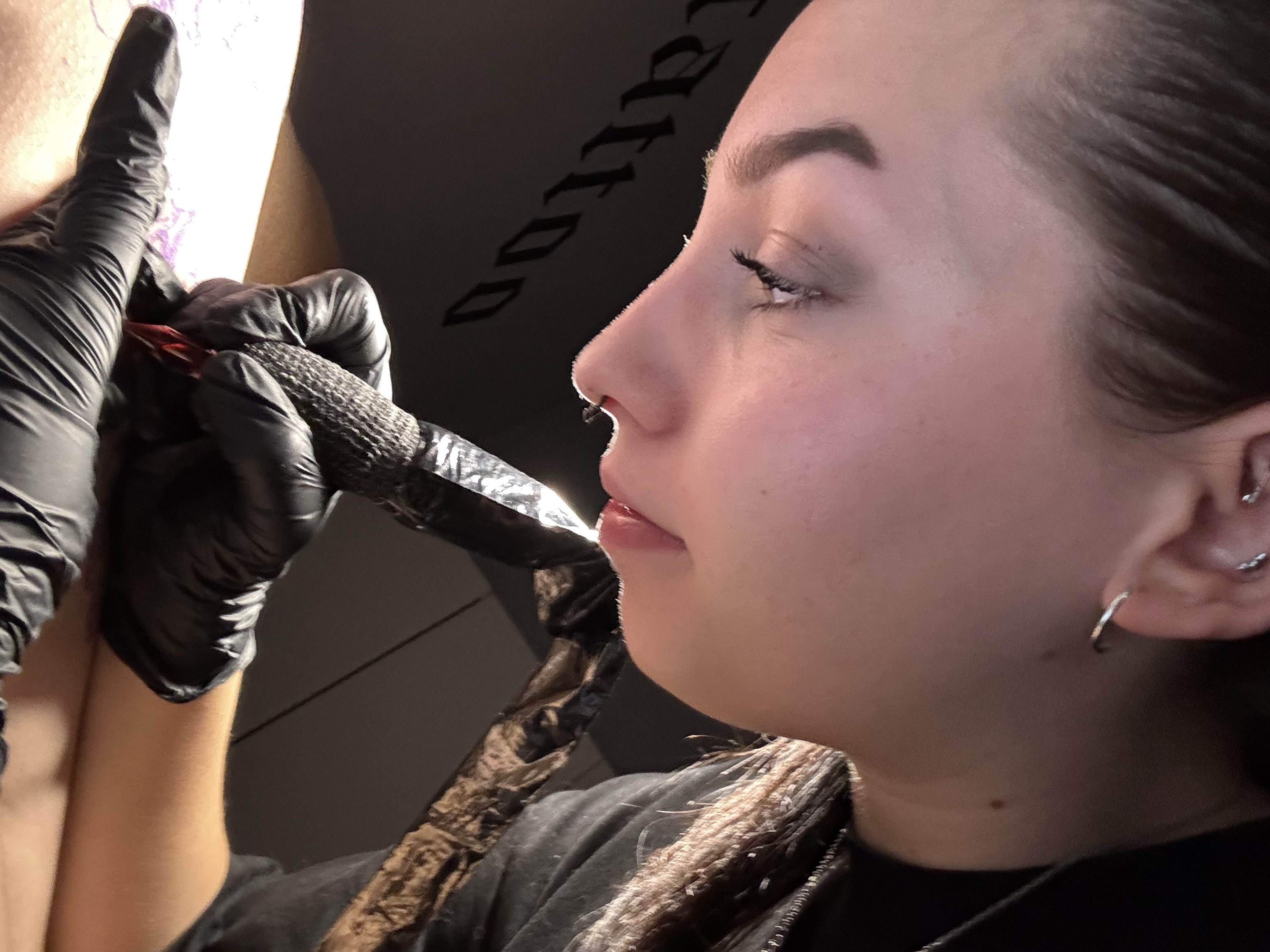 Artista tatuando en Magara Tattoo Studio